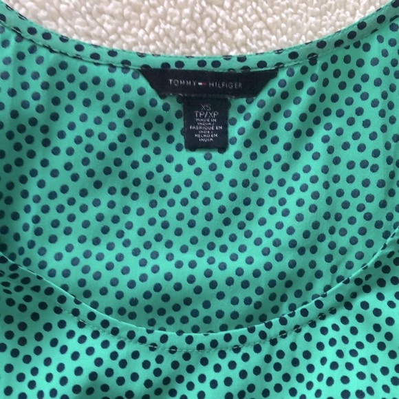 Tommy Hilfiger green top XSP sleeveless polka dot pattern holiday outfit inspo - Picture 4 of 4